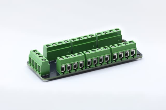 Model Railway power distributor 8-pin, top left view