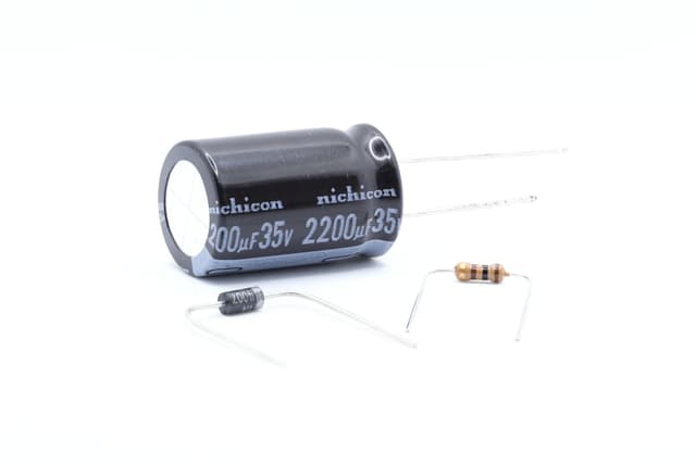 Stay-alive capacitor set with a capacitor, a diode and a suitable resistor
