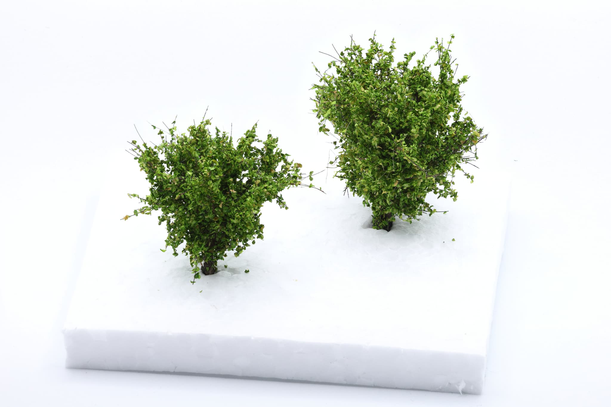 Set of 2 medium-sized bushes of medium-green color, scale 1:87 / H0