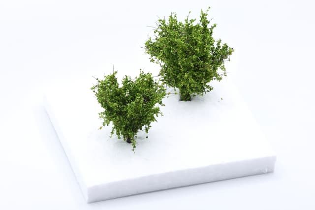 Set of 2 medium-sized bushes of medium-green color, scale 1:87 / H0