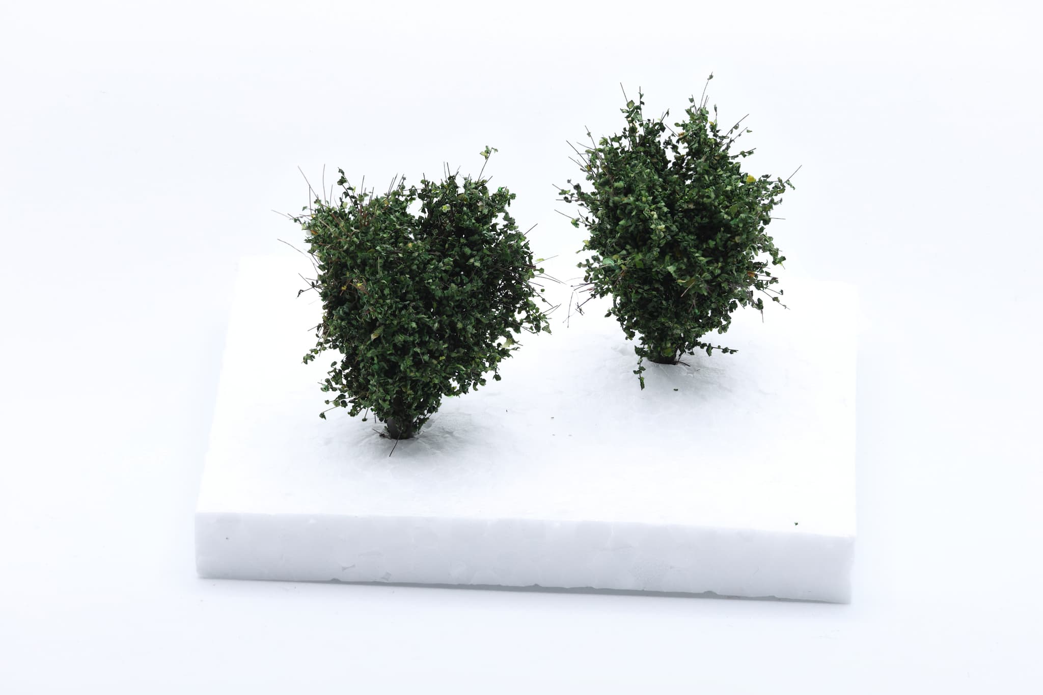 Set of 2 medium-sized bushes of dark green color, scale 1:87 / H0