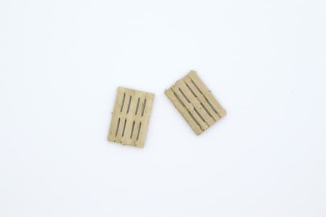 2 weathered Euro pallets in H0
