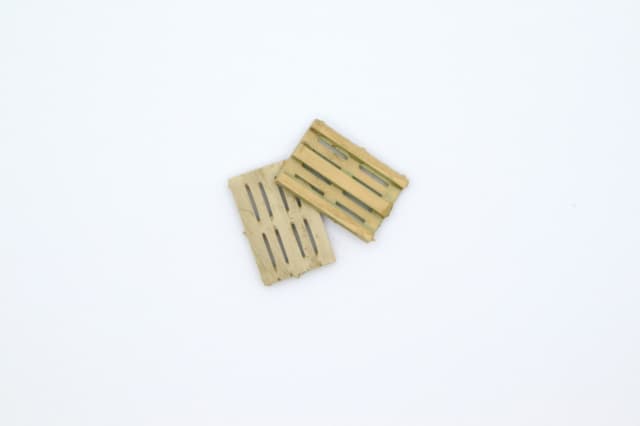 2 weathered Euro pallets in H0