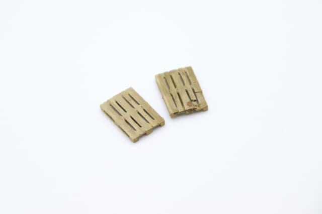 2 weathered Euro pallets in H0