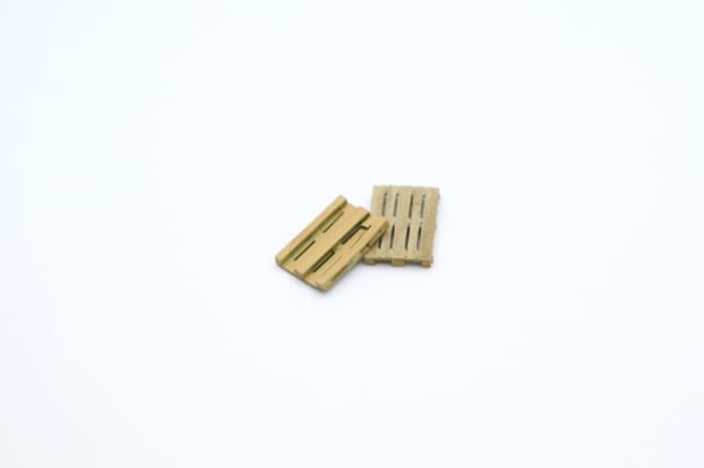 2 weathered Euro pallets in H0