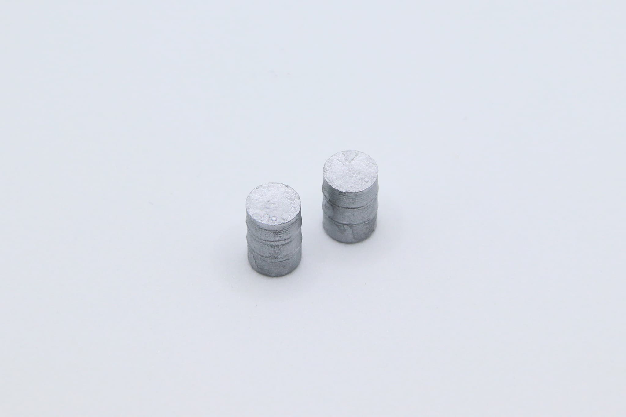 2 silver colored oil drums in H0