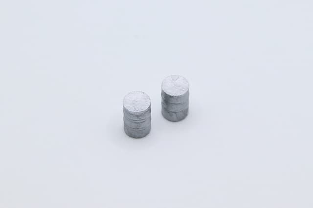 2 silver colored oil drums in H0