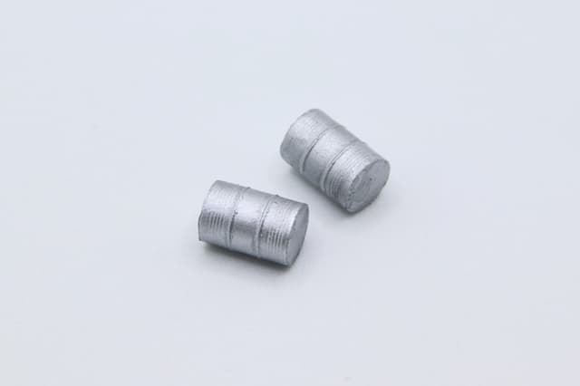 2 silver colored oil drums in H0
