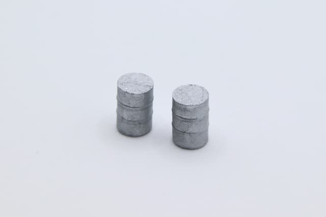 2 silver colored oil drums in H0