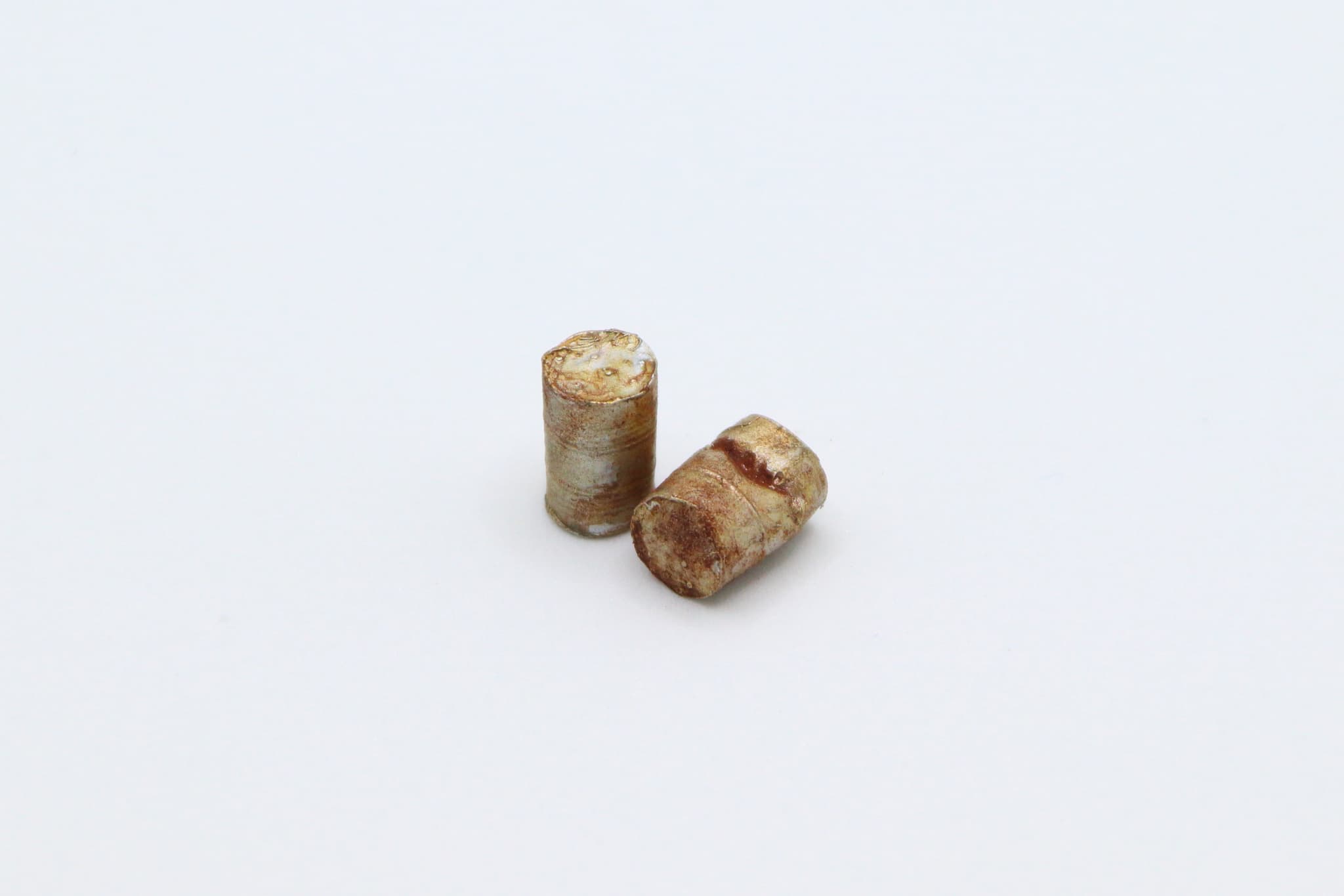 2 rusty oil drums in H0 scale