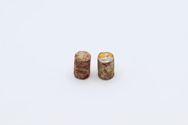 2 rusty oil drums in H0 scale