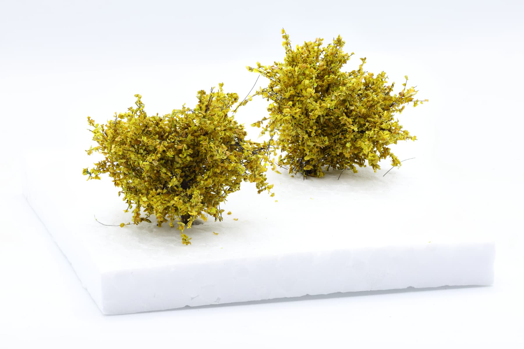Set of 2 medium-sized bushes in light green, scale 1:87 / H0