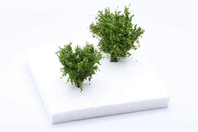 Set of 2 medium-sized bushes in medium green, scale 1:87 / H0
