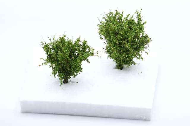 Set of 2 medium-sized bushes in medium green, scale 1:87 / H0