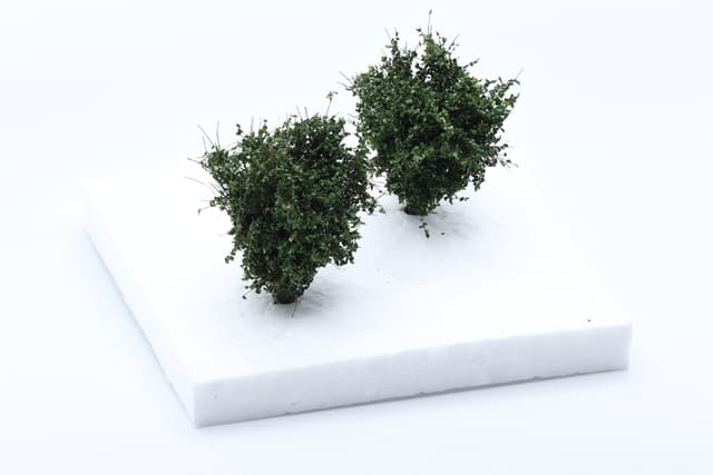 Set of 2 medium-sized bushes in dark green, scale 1:87 / H0