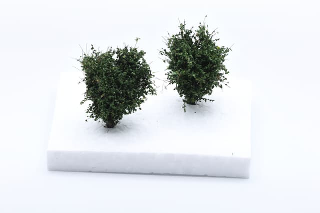 Set of 2 medium-sized bushes in dark green, scale 1:87 / H0