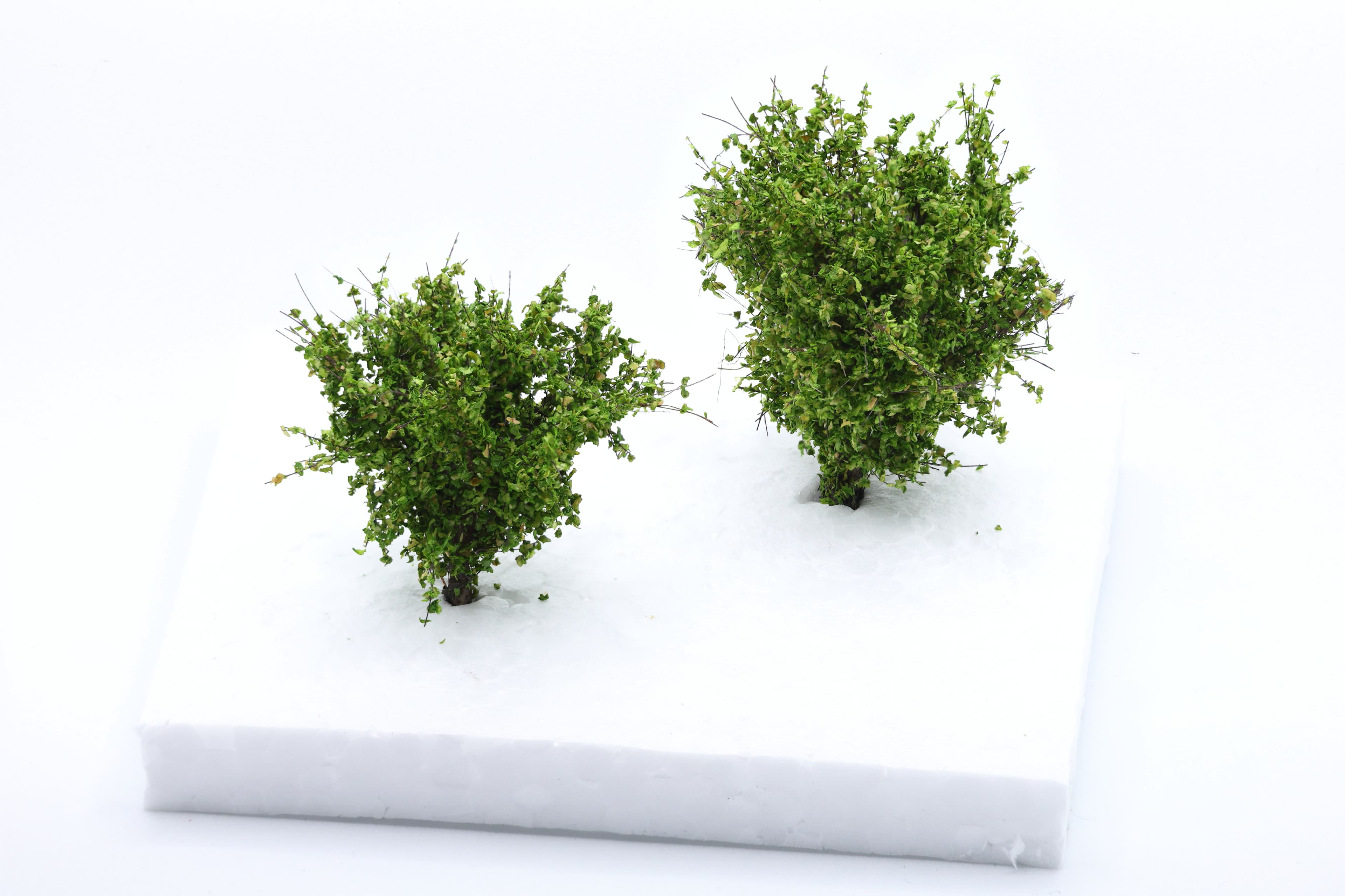 Set of 2 medium-sized bushes of medium-green color, scale 1:87 / H0
