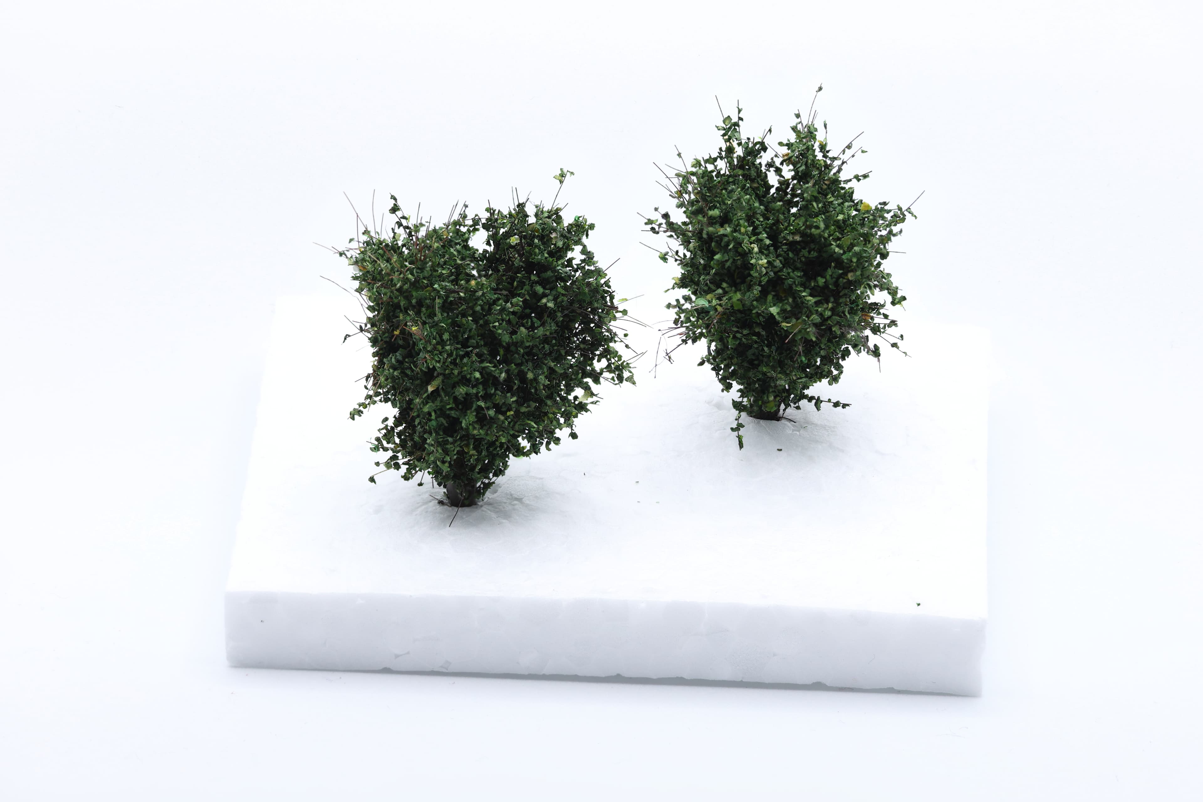 Set of 2 medium-sized bushes of dark green color, scale 1:87 / H0