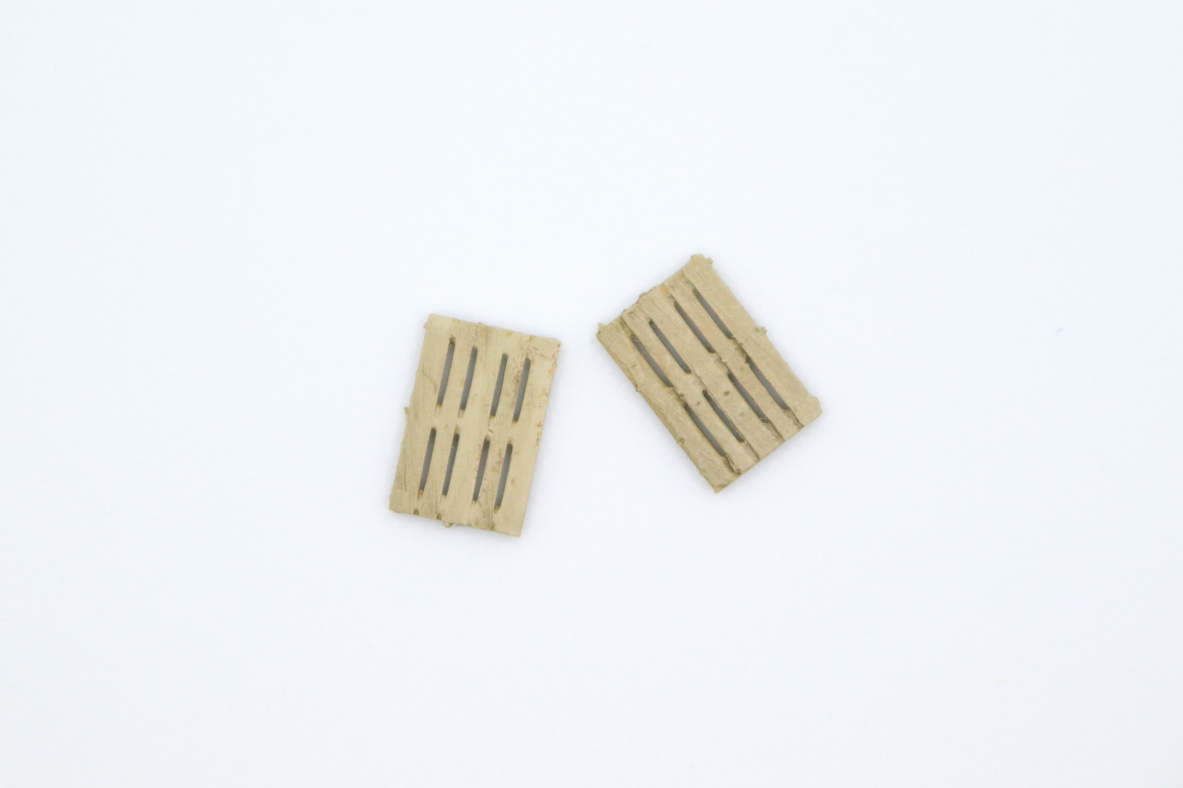 2 weathered Euro pallets in H0