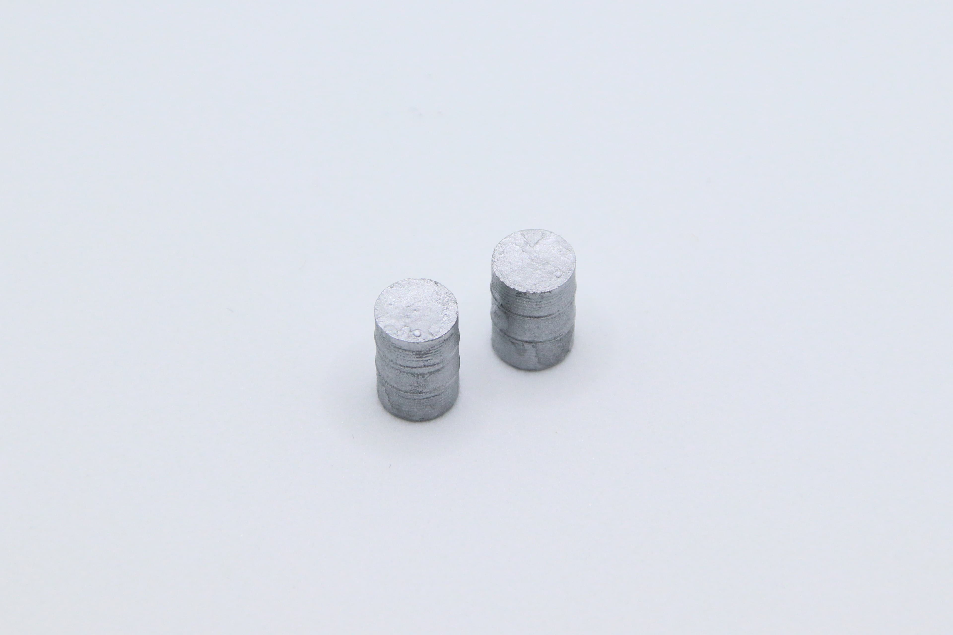 2 silver colored oil drums in H0
