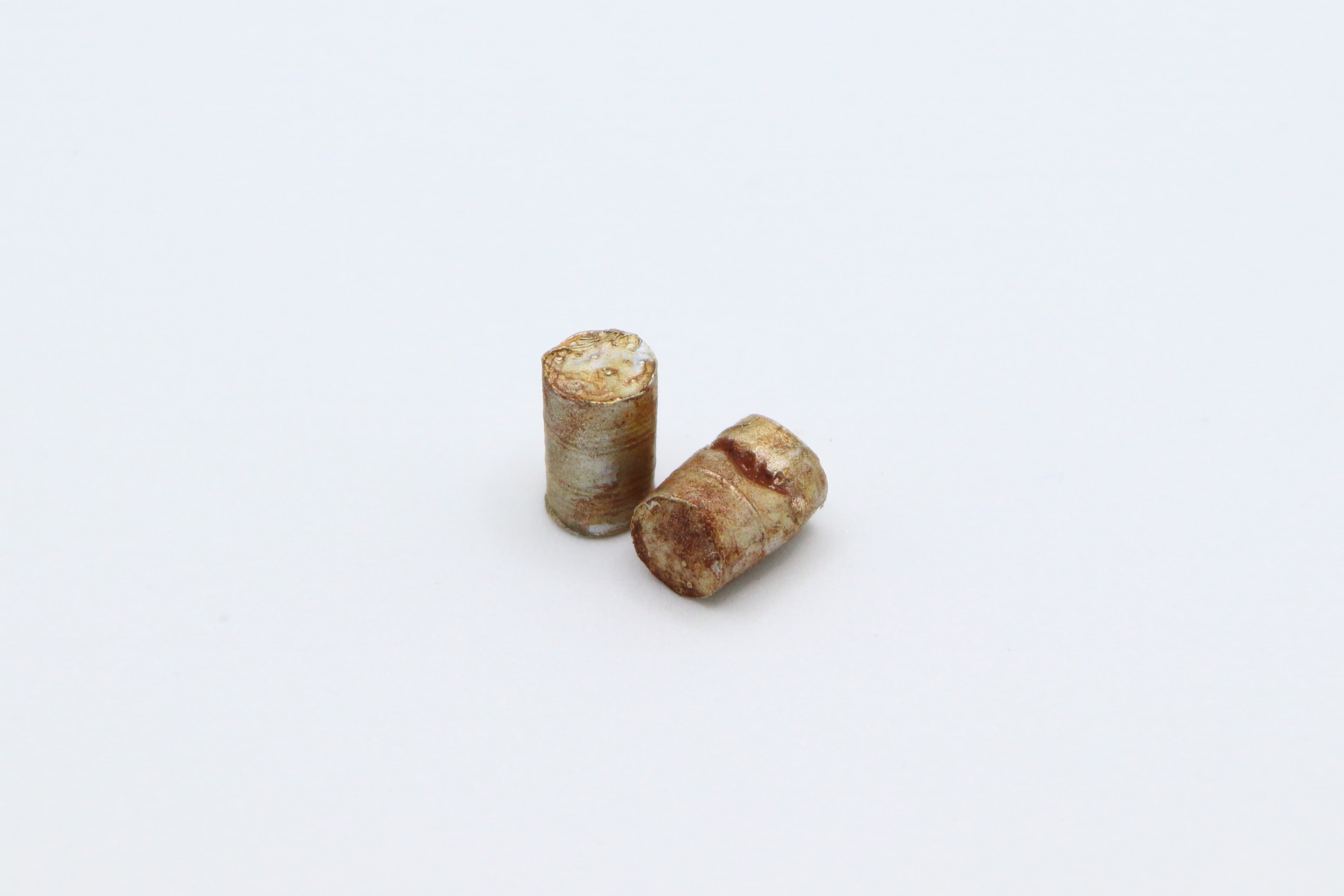2 rusty oil drums in H0 scale