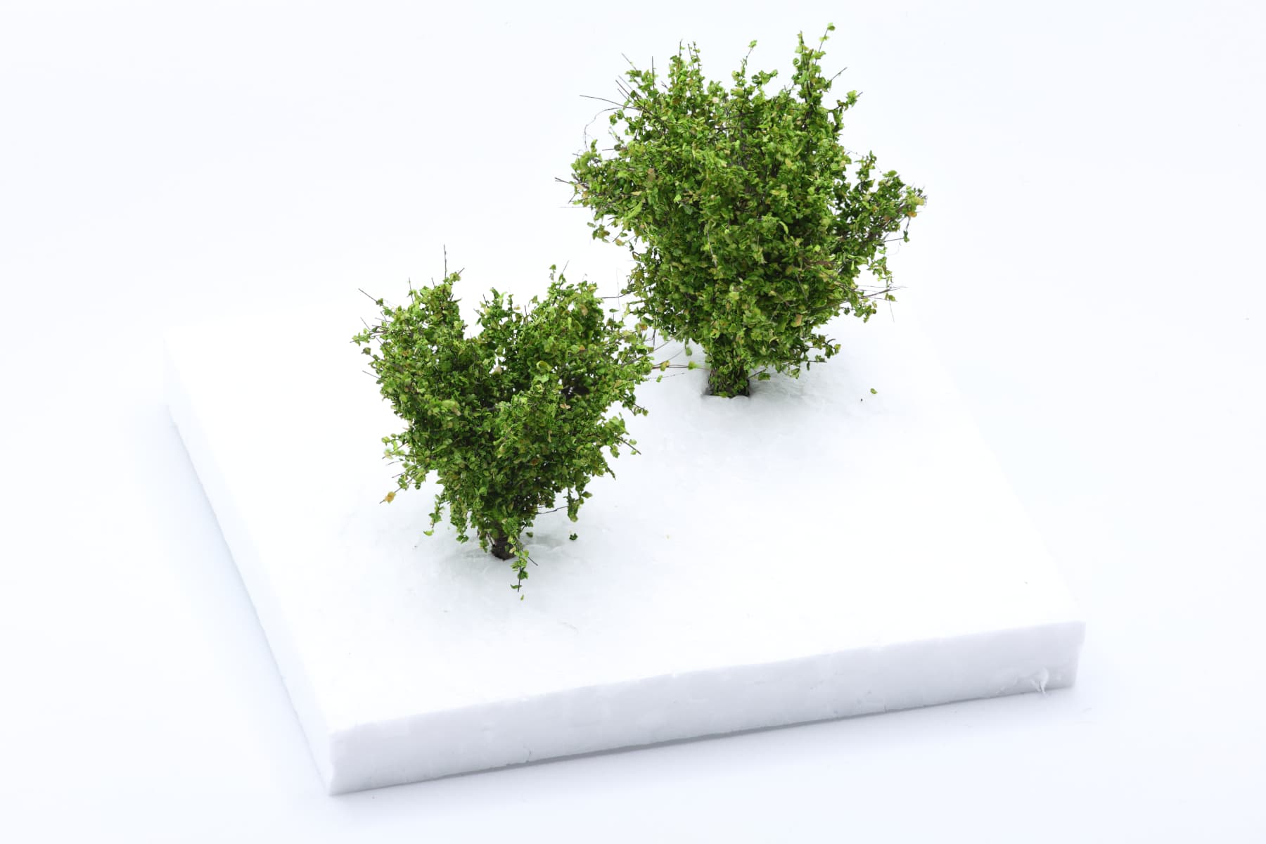Set of 2 medium-sized bushes in medium green, scale 1:87 / H0