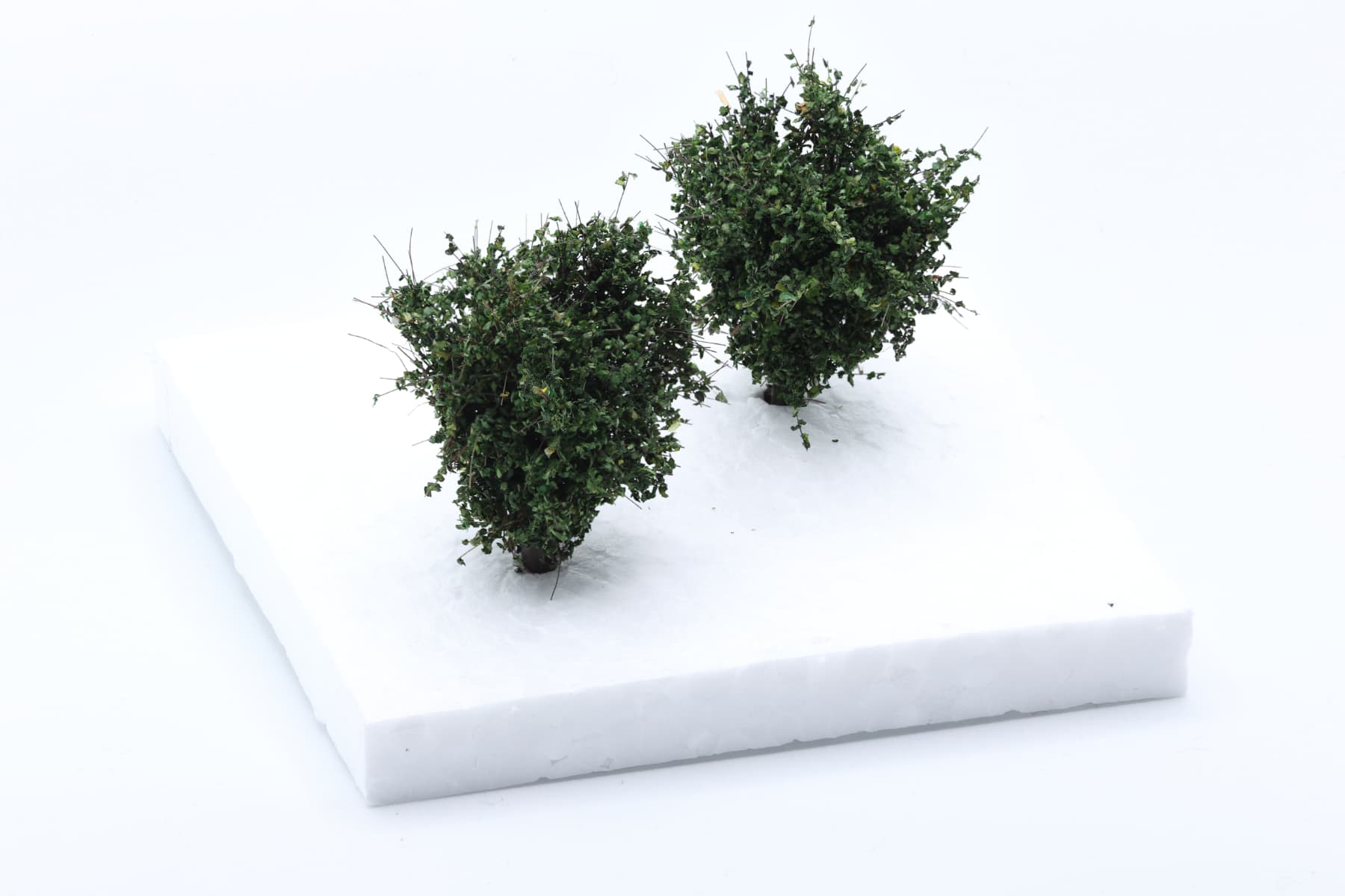 Set of 2 medium-sized bushes in dark green, scale 1:87 / H0